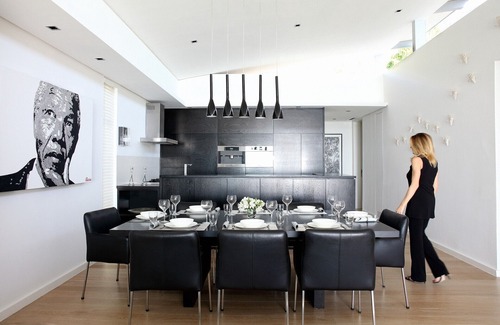 Camps Bay Apartment | Inviting Oceanfront Oasis with Family-Friendly Amenities