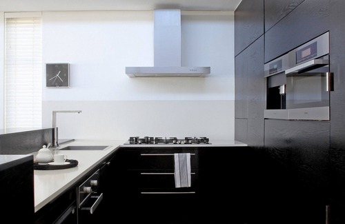 Camps Bay Apartment | Inviting Oceanfront Oasis with Family-Friendly Amenities