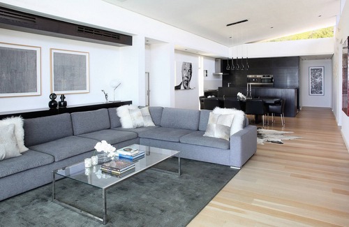 Camps Bay Apartment | Inviting Oceanfront Oasis with Family-Friendly Amenities