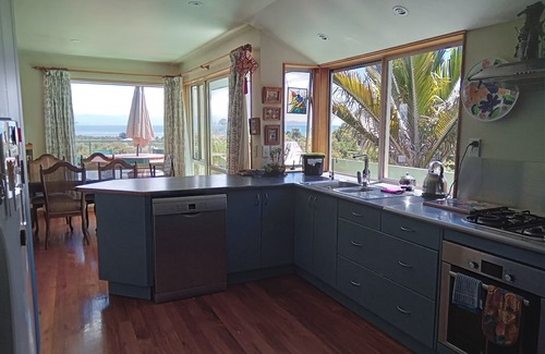 Tahunanui House | Scenic Oceanfront Retreat in Sunny Tahuna Hills, Nelson