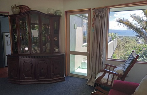 Tahunanui House | Scenic Oceanfront Retreat in Sunny Tahuna Hills, Nelson