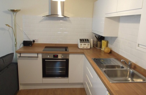 Millendreath Apartment | Serene Sea Views with Pool & Spa, Steps from the Beach