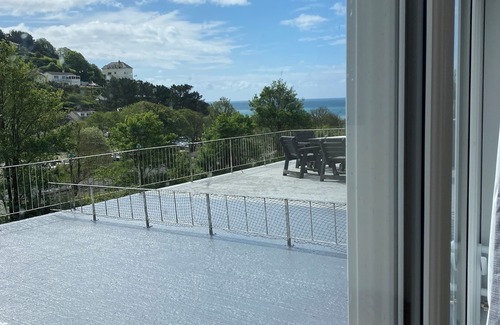 Millendreath Apartment | Serene Sea Views with Pool & Spa, Steps from the Beach