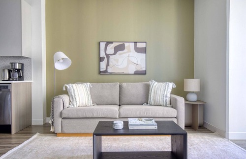 South Loop Apartment | Modern South Loop 1BR with Pool & Gym near Grant Park