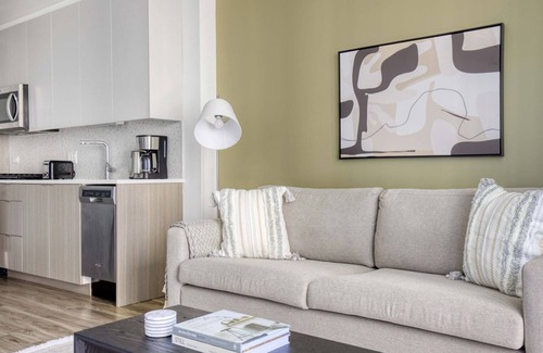 South Loop Apartment | Modern South Loop 1BR with Pool & Gym near Grant Park
