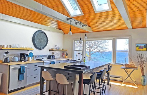 Belfast House | Beautiful Bay Views with Private Beach Access for Families