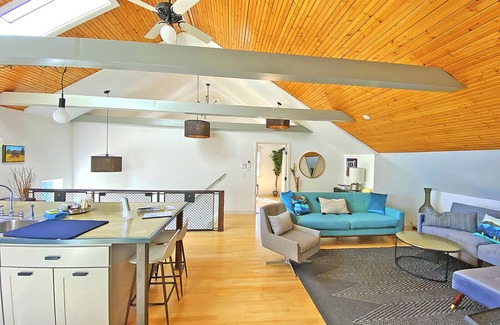 Belfast House | Beautiful Bay Views with Private Beach Access for Families