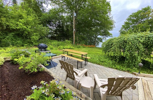 Belfast House | Beautiful Bay Views with Private Beach Access for Families