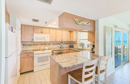Redington Shores Condo | Beachfront Condo with Pool & Spa - Guest Rated 9.8/10