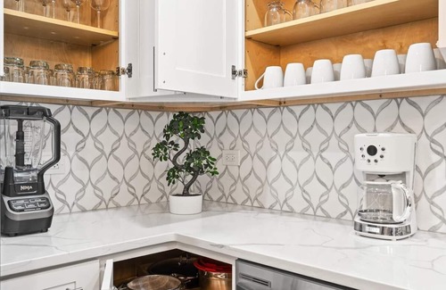 Cragin House | Elegant 7BD Home with Garage - A Family-Friendly Retreat