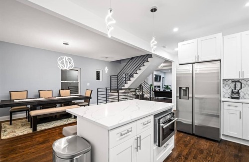 Cragin House | Elegant 7BD Home with Garage - A Family-Friendly Retreat