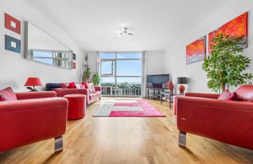Cardiff City Centre Apartment | Exceptional City Apartment: 5-Star Comfort & Free Parking