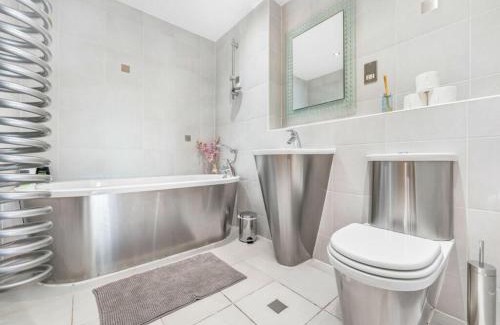 Cardiff City Centre Apartment | Exceptional City Apartment: 5-Star Comfort & Free Parking