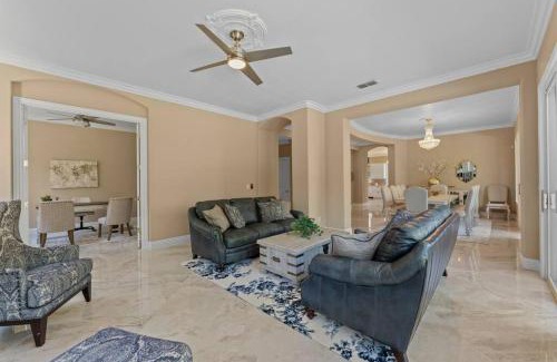 Westlake Apartment | Family-Friendly Home in Natomas for Memorable Getaways