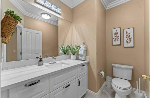 Westlake Apartment | Family-Friendly Home in Natomas for Memorable Getaways
