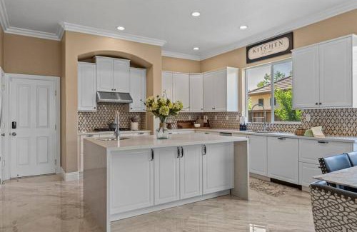 Westlake Apartment | Family-Friendly Home in Natomas for Memorable Getaways