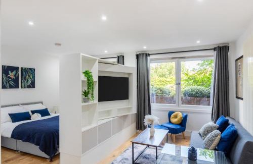 Lewisham Apartment | Stunning Studio Flat Minutes from Lewisham Station With View