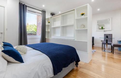 Lewisham Apartment | Stunning Studio Flat Minutes from Lewisham Station With View