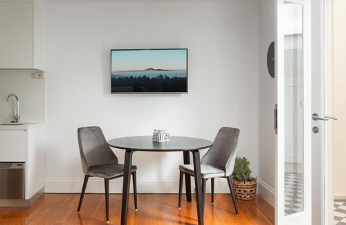 Lewisham Apartment | Cozy Studio with Alfresco Terrace Steps from Trains