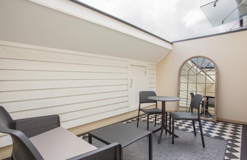 Lewisham Apartment | Cozy Studio with Alfresco Terrace Steps from Trains
