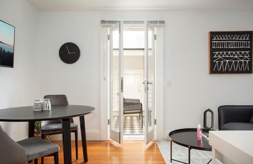 Lewisham Apartment | Cozy Studio with Alfresco Terrace Steps from Trains