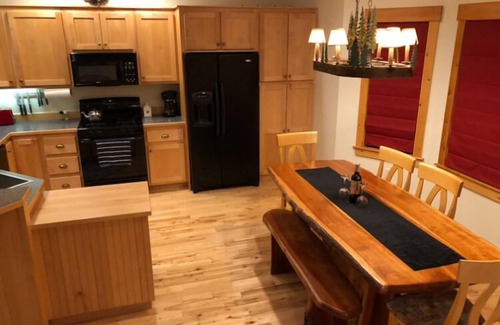Carrabassett Valley Condo | Prime Timbers Ski-In/Ski-Out Retreat with Hot Tub & Spa