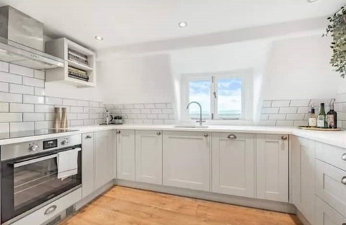 Clifton Apartment | Inviting Top Floor Flat in Family-Friendly Clifton Crescent