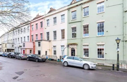 Clifton Apartment | Inviting Top Floor Flat in Family-Friendly Clifton Crescent