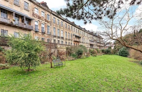 Clifton Apartment | Inviting Top Floor Flat in Family-Friendly Clifton Crescent