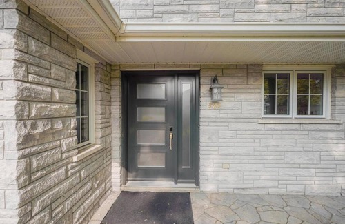 Innisfil House | Relaxing Getaway: Spa, Billiards & Lake Simcoe Awaits