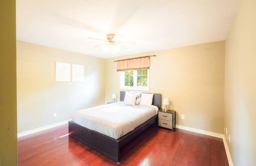 Innisfil House | Relaxing Getaway: Spa, Billiards & Lake Simcoe Awaits