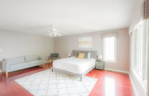 Innisfil House | Relaxing Getaway: Spa, Billiards & Lake Simcoe Awaits