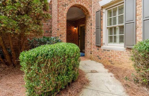 Acworth Villa | Elegant Flat with Pool, Lake View and Spa Amenities