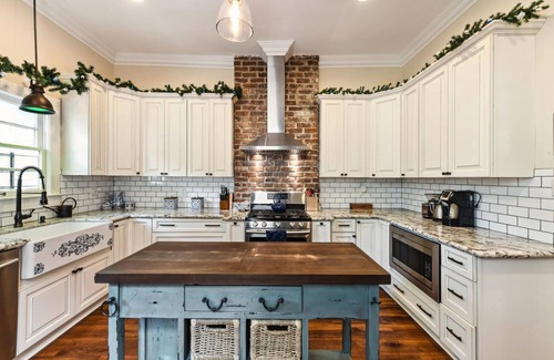 East Carrollton House | Ideal Uptown 3 Bedroom Retreat with Spa and Hot Tub
