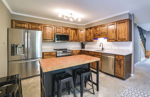 Valdosta House | Inviting Valdosta A-Frame Home with Private Pool & Spa