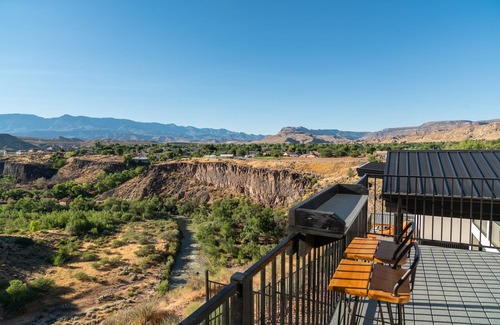 La Verkin Villa | Pet-Friendly Getaway with Scenic Views at The Dwellings