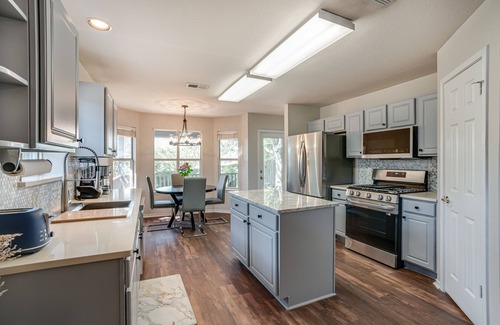 Crownridge of Texas House | Scenic Retreat Near 6 Flags with Pool and Spa Amenities