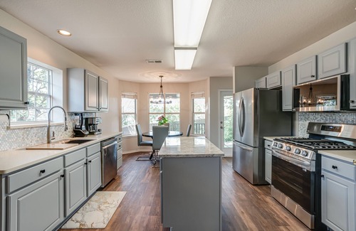 Crownridge of Texas House | Scenic Retreat Near 6 Flags with Pool and Spa Amenities