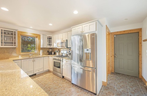 Alto House | Inviting Home with Lake View on the Thornapple River