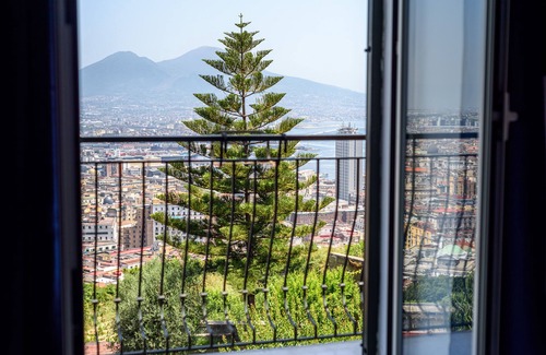 Quartieri Spagnoli Apartment | Relaxing Central Retreat with Balcony, WiFi & Netflix