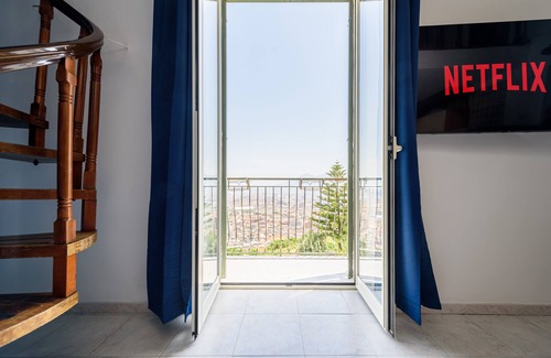 Quartieri Spagnoli Apartment | Relaxing Central Retreat with Balcony, WiFi & Netflix