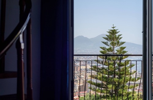 Quartieri Spagnoli Apartment | Relaxing Central Retreat with Balcony, WiFi & Netflix