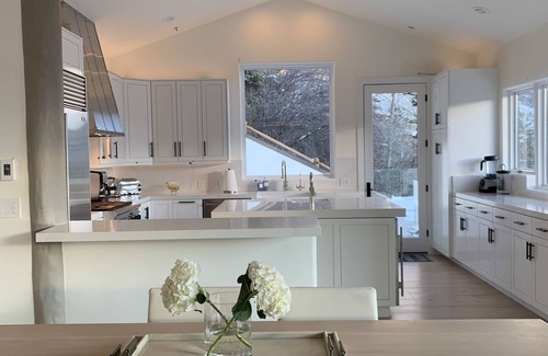 Red Mountain House | Scenic Red Mtn Retreat: Pet Friendly with Spa & Hot Tub