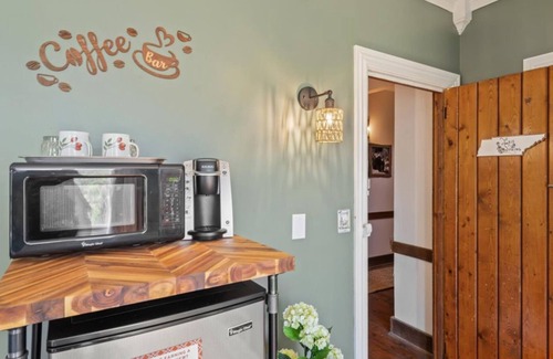 Townsend Hotel | Elegant Colonial Decor with Private Balcony & Mountain Views