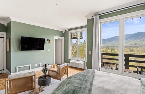 Townsend Hotel | Elegant Colonial Decor with Private Balcony & Mountain Views