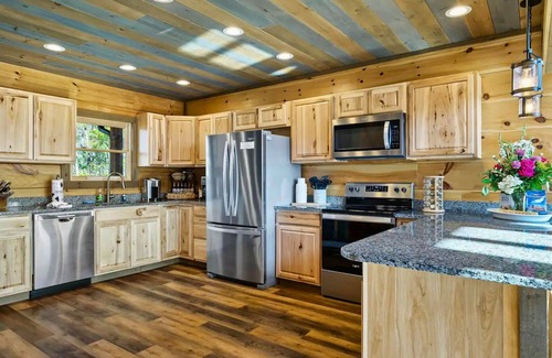 Sevierville House | Heated Pool & Hot Tub with Spectacular Views – 10/10 Rated