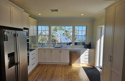 Wentworth Falls House | Relaxing Retreat with Spa, Views & 4 Bedrooms