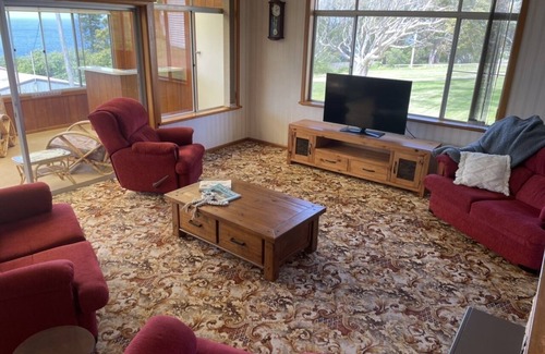 Eden House | Scenic Views & Family-Friendly Comfort in Central Location