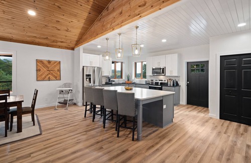 Cherry Log House | Family-Friendly 6BR House with Spectacular Views