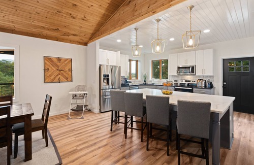 Cherry Log House | Family-Friendly 6BR House with Spectacular Views